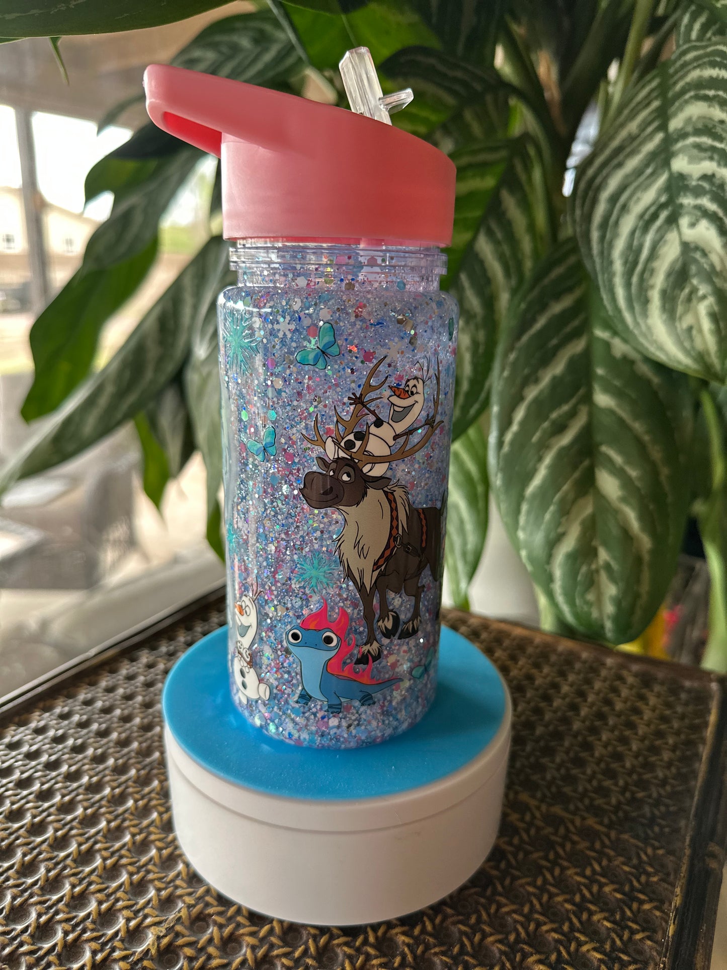 10oz Kids Sipper & Pink Lid Elsa Anna & Friends (Glow Bugs w/Glitter)